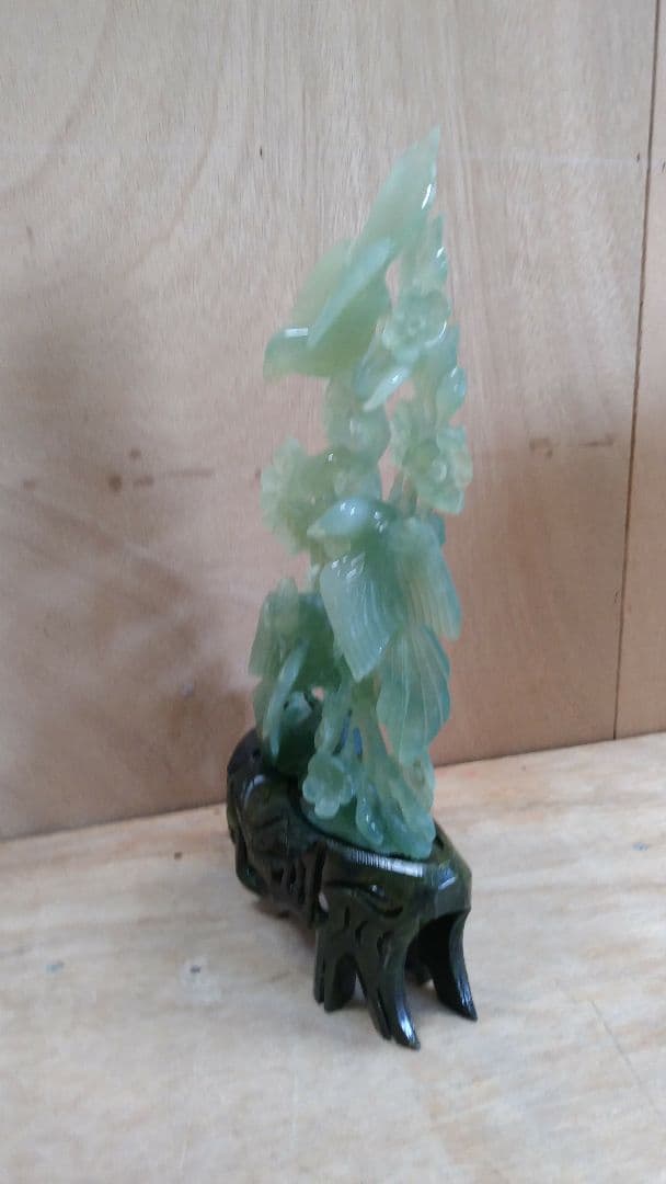 緑石に、鳥彫り物