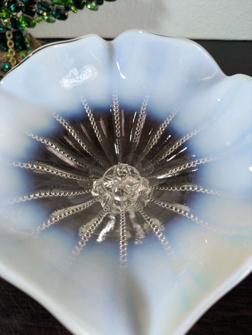 Northwood ホワイトオパルセント　花びら型 ガラスコンポート