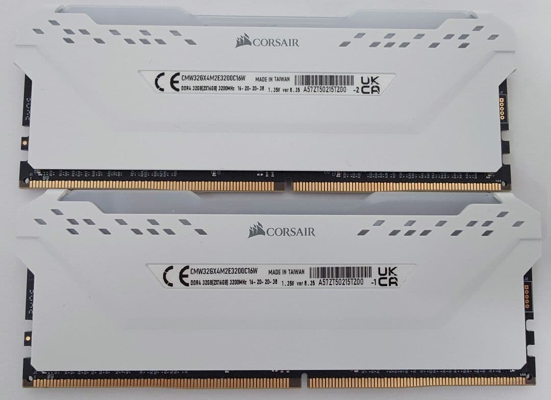 Corsair DDR4-3200 2x16G RGB　ホワイトモデル