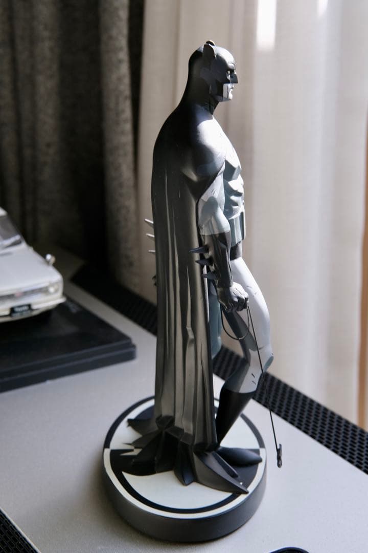 ＤＣバットマン ヘルボーイ ブラック＆ホワイト フィギュア マイク・ミニョーラ