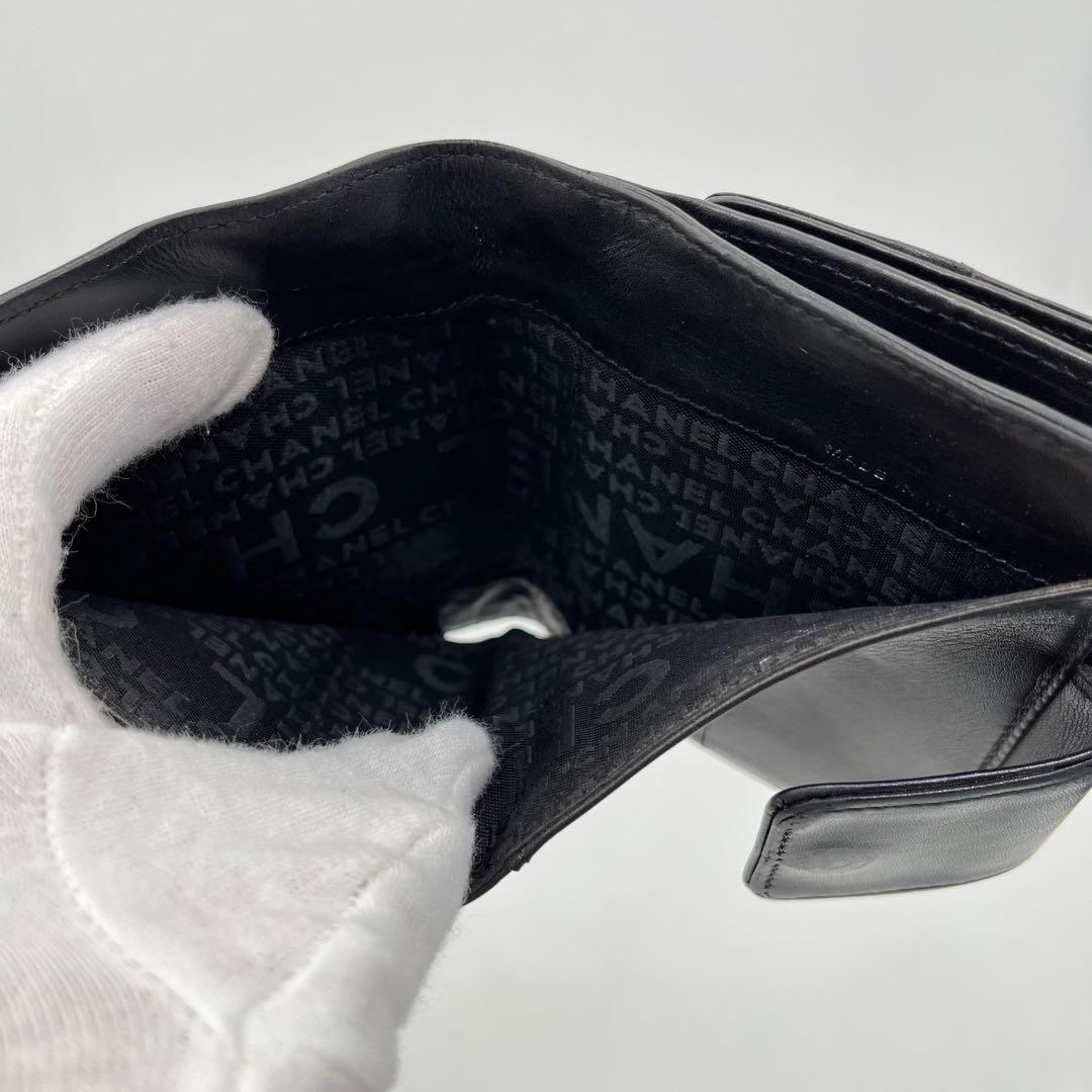 CHANEL 二つ折り財布 コンパクト ロゴ型押し 黒 レザー キルティング