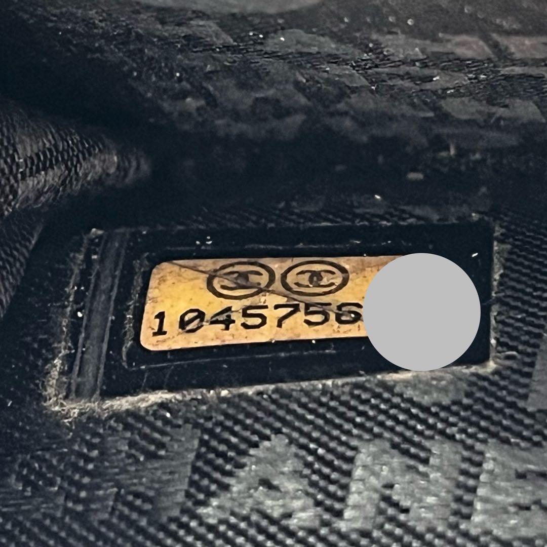 CHANEL 二つ折り財布 コンパクト ロゴ型押し 黒 レザー キルティング