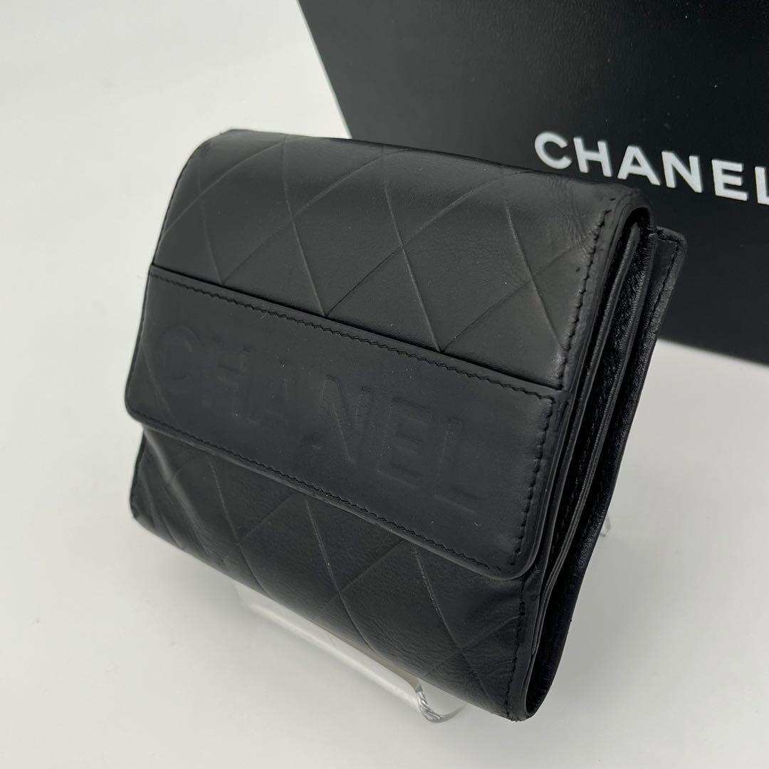 CHANEL 二つ折り財布 コンパクト ロゴ型押し 黒 レザー キルティング