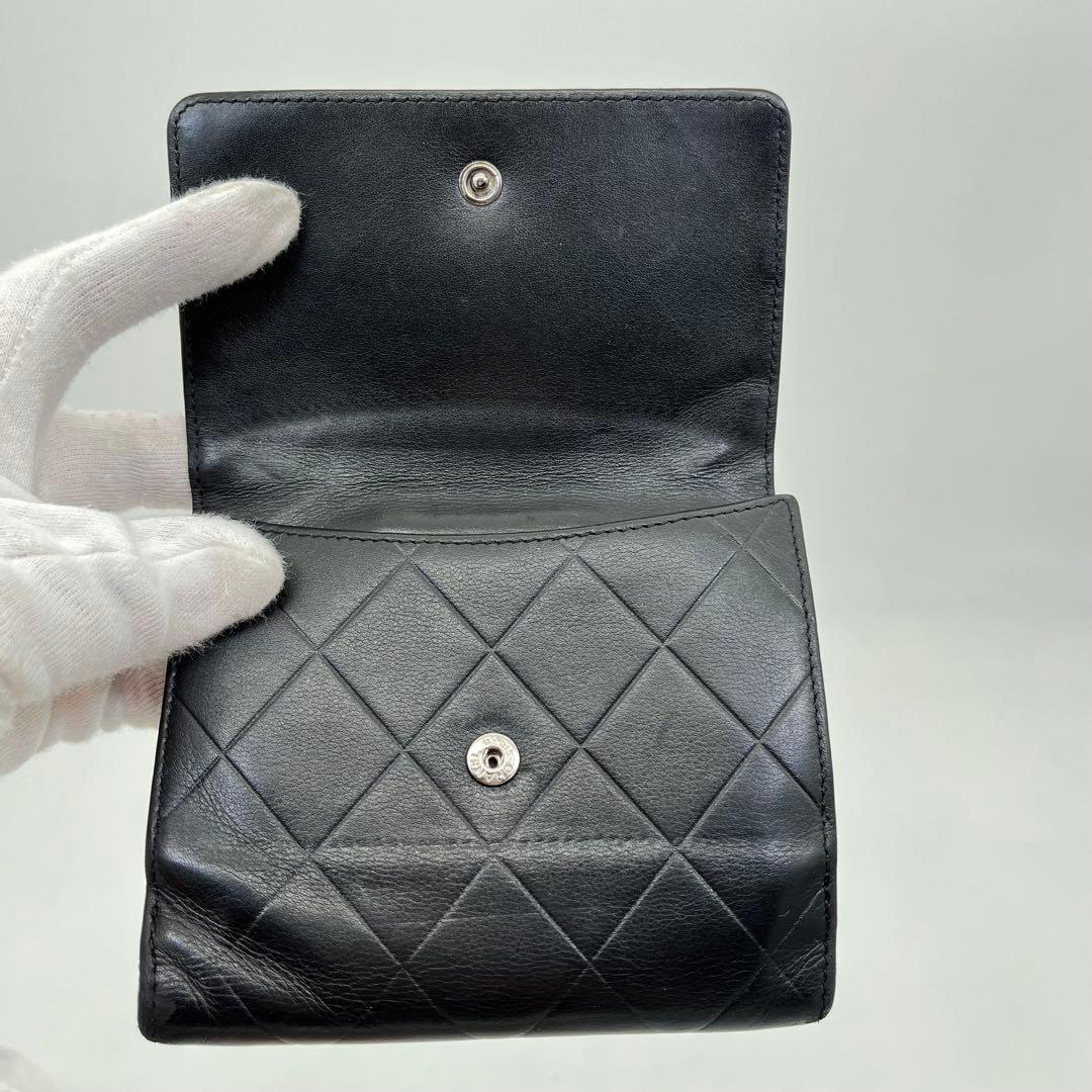 CHANEL 二つ折り財布 コンパクト ロゴ型押し 黒 レザー キルティング