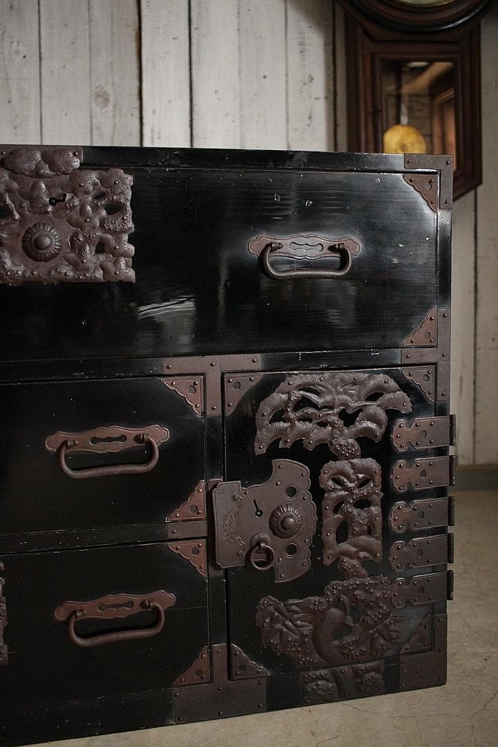 綺麗な打ち出し金具時代庄内箪笥　扉付き　時代箪笥　時代家具　古家具　古タンス