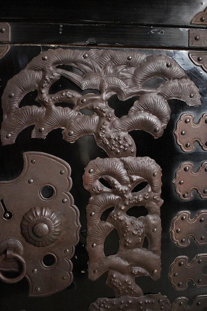 綺麗な打ち出し金具時代庄内箪笥　扉付き　時代箪笥　時代家具　古家具　古タンス