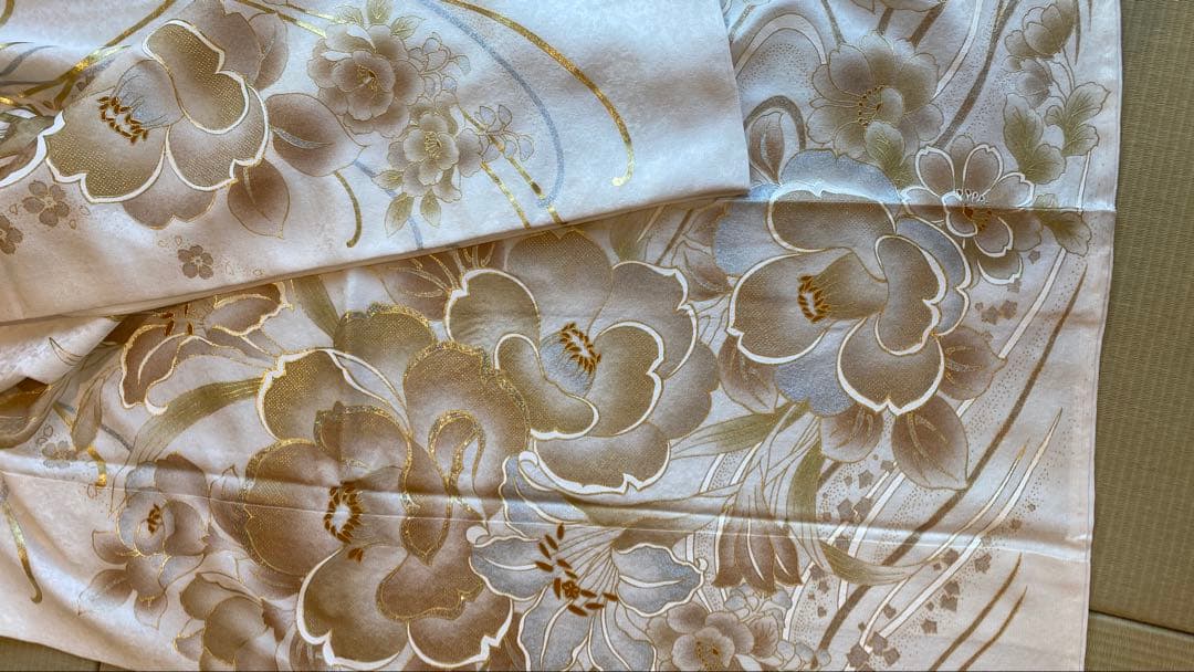[喜織屋] ＊新品＊高級振袖＊白金　椿柄模様　金彩　成人式手縫いN251122