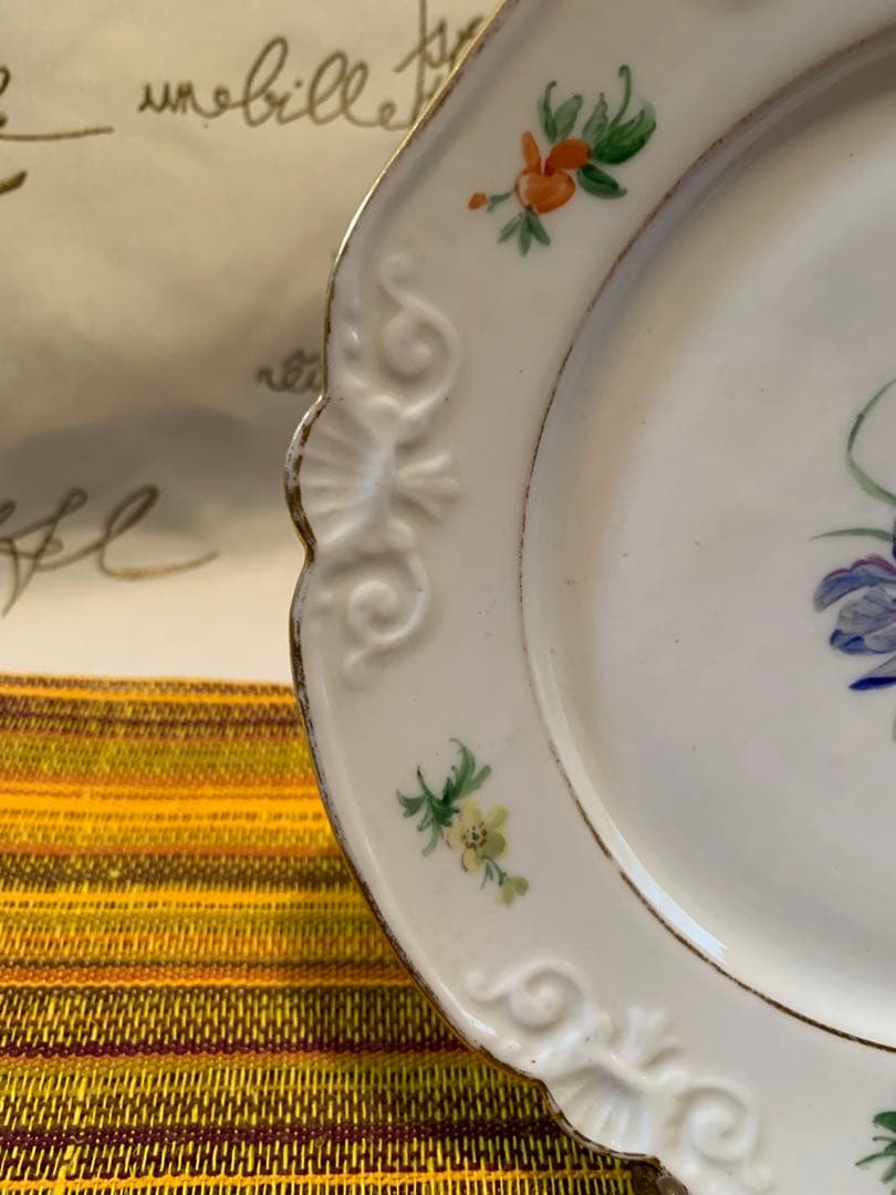 ロイヤルコペンハーゲン　レアな1820年〜アンティークの花柄エンボス加工のお皿！