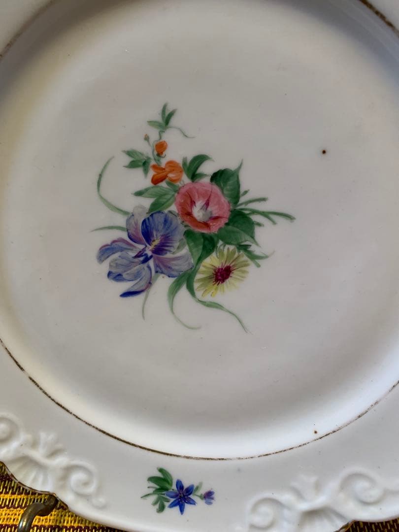 ロイヤルコペンハーゲン　レアな1820年〜アンティークの花柄エンボス加工のお皿！