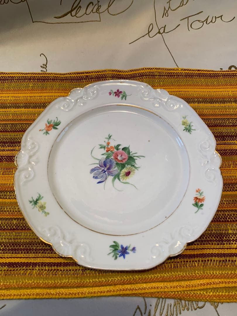 ロイヤルコペンハーゲン　レアな1820年〜アンティークの花柄エンボス加工のお皿！