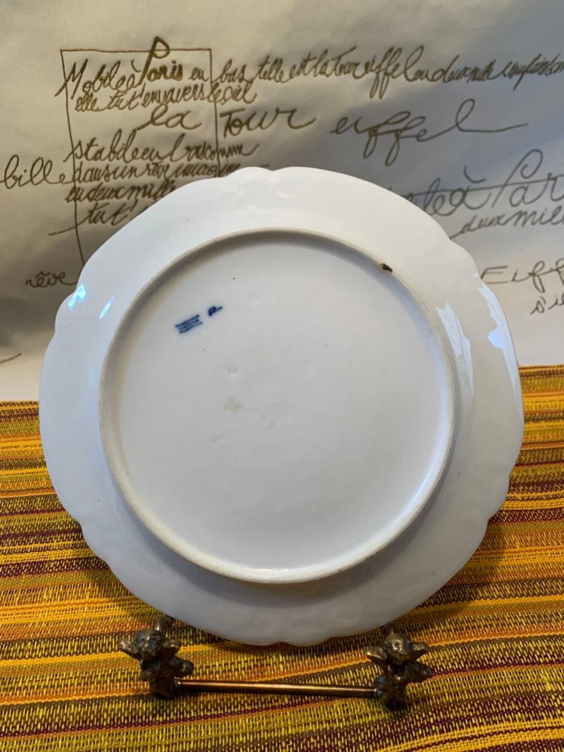 ロイヤルコペンハーゲン　レアな1820年〜アンティークの花柄エンボス加工のお皿！