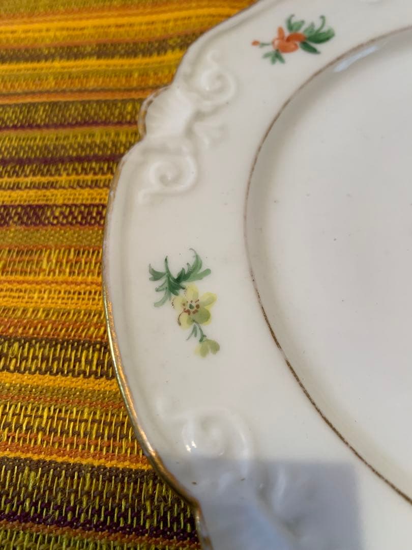 ロイヤルコペンハーゲン　レアな1820年〜アンティークの花柄エンボス加工のお皿！