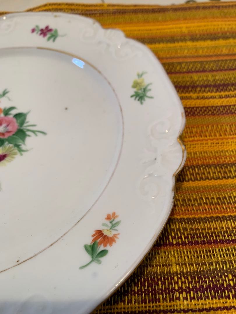 ロイヤルコペンハーゲン　レアな1820年〜アンティークの花柄エンボス加工のお皿！