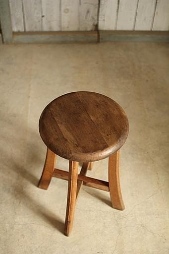 古く味のある木製の丸椅子