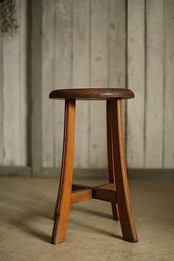 古く味のある木製の丸椅子