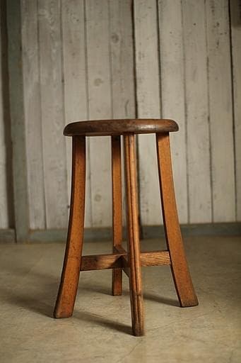 古く味のある木製の丸椅子