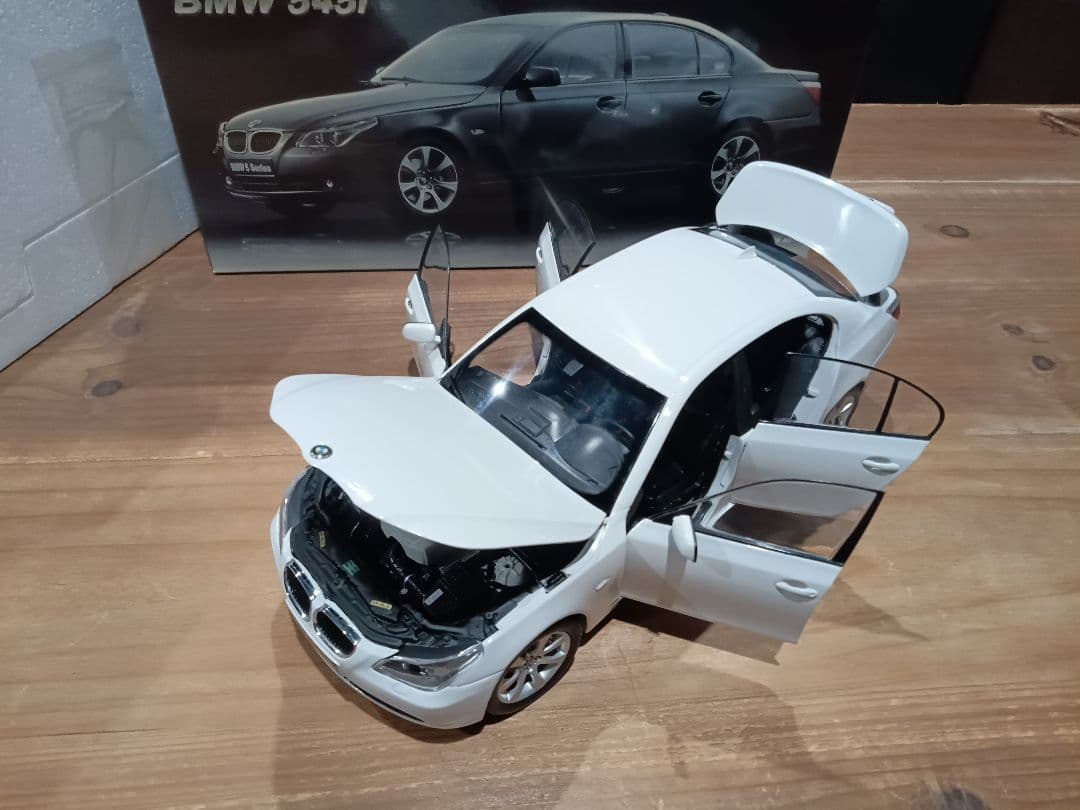 1/18 京商　BMW 5シリーズ　セダン E60 545i ミニカー　ホワイト