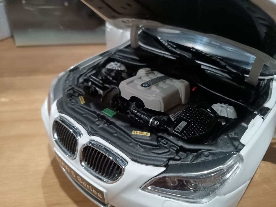 1/18 京商　BMW 5シリーズ　セダン E60 545i ミニカー　ホワイト