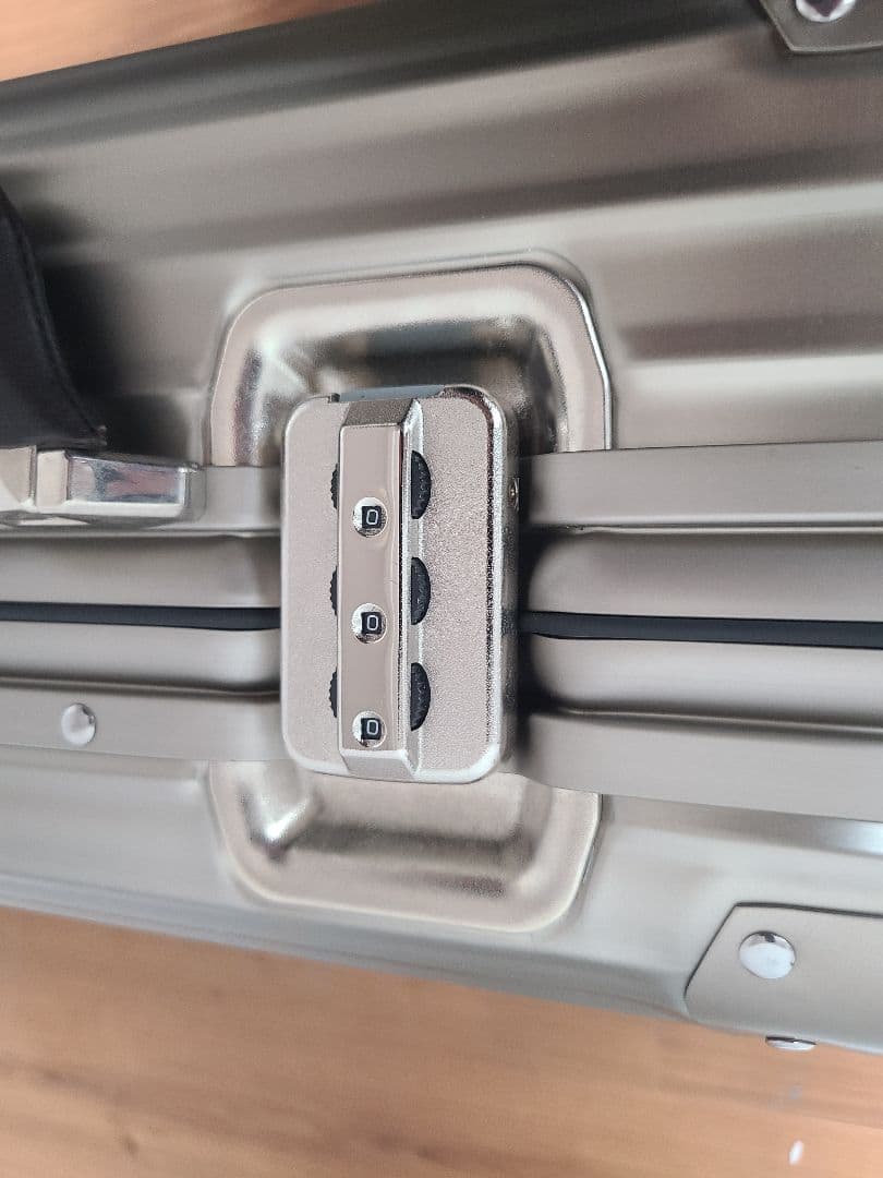 リモワ トパーズ プレミアム 35L 機内持ち込み 2輪 チタニウム アルミ