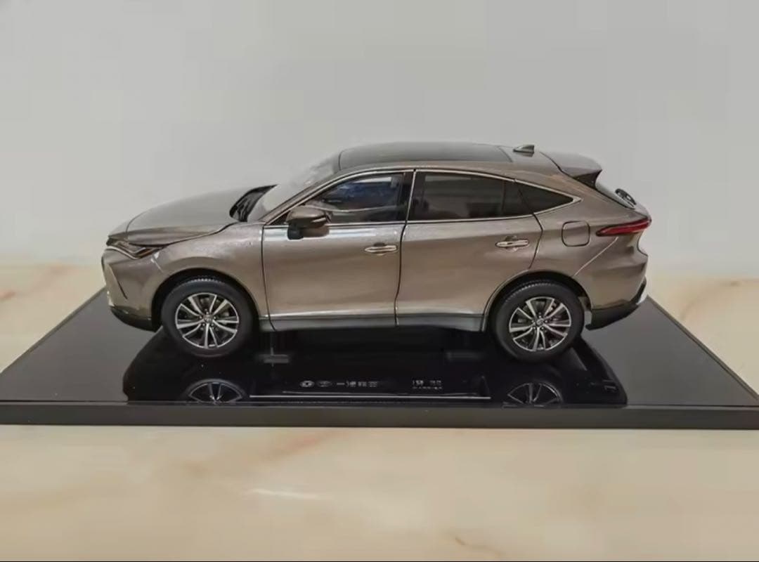 トヨタ ハリアー 1/18スケールモデルミニカー