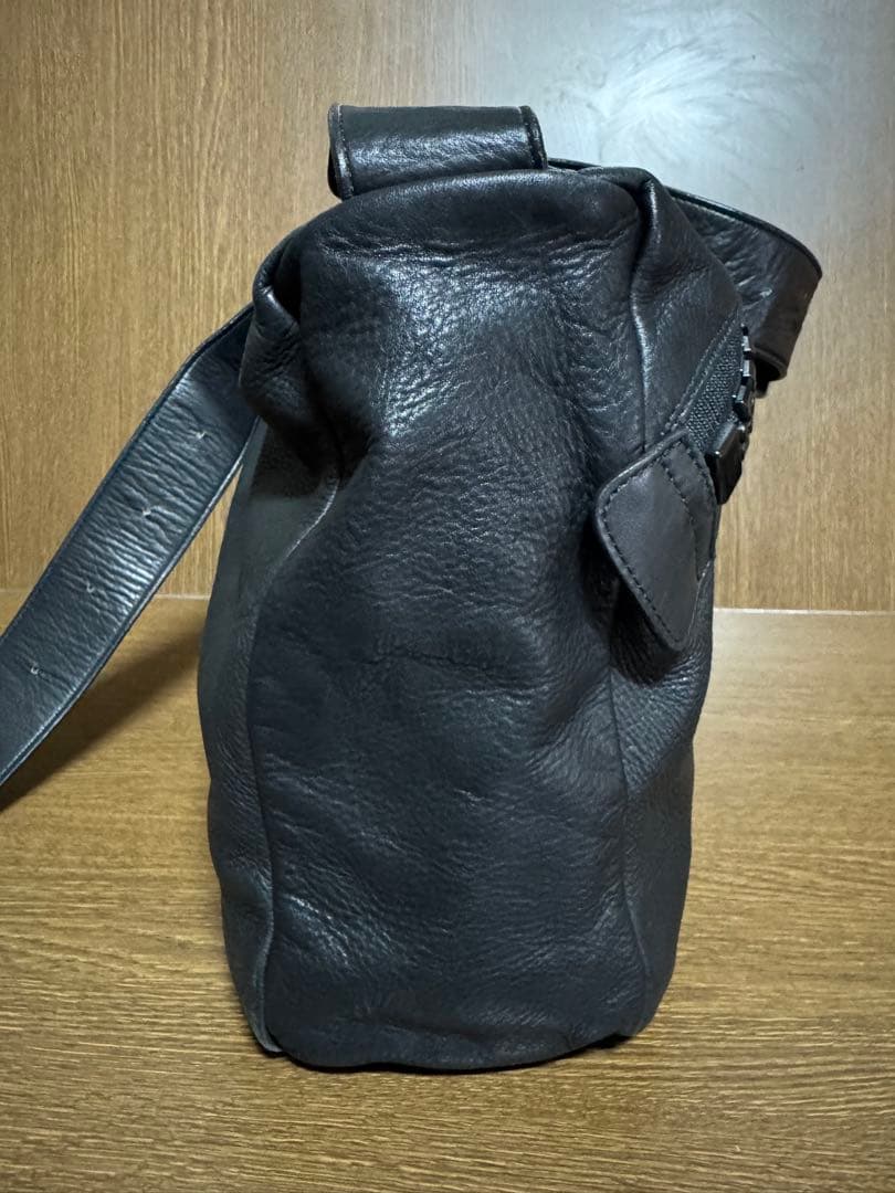 Kawa-Kawaビッグファスナー 本革 A4 斜め掛け ショルダーバッグ 黒