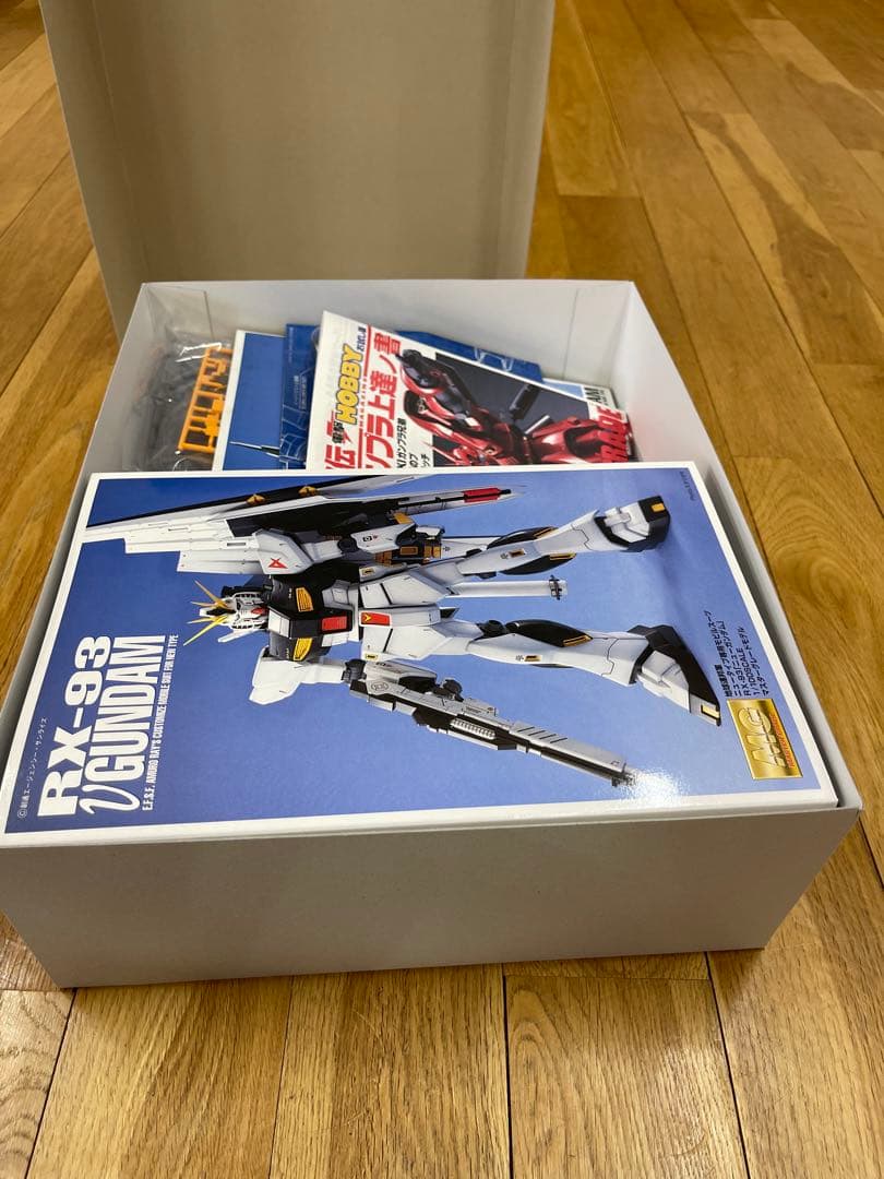 RX-93 νガンダム 1/100 プラモデル
