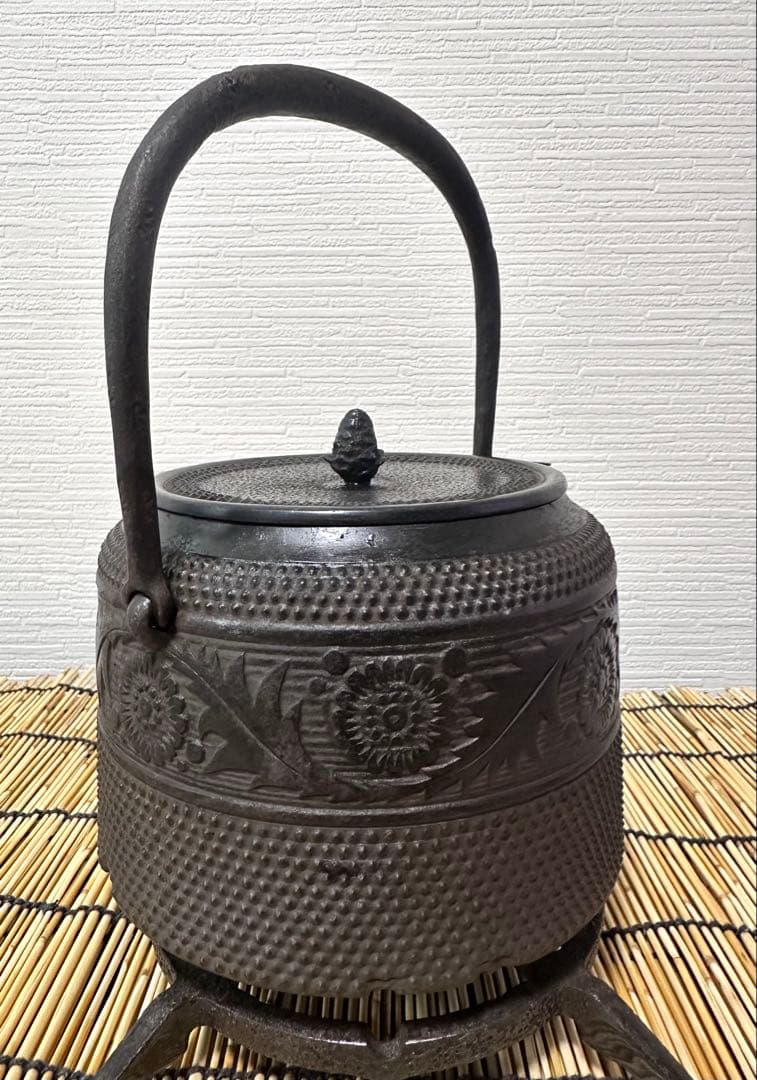 未使用品　昭和期南部岩鋳造　１５型草華文様　南部鉄瓶　南部鉄器　鉄瓶