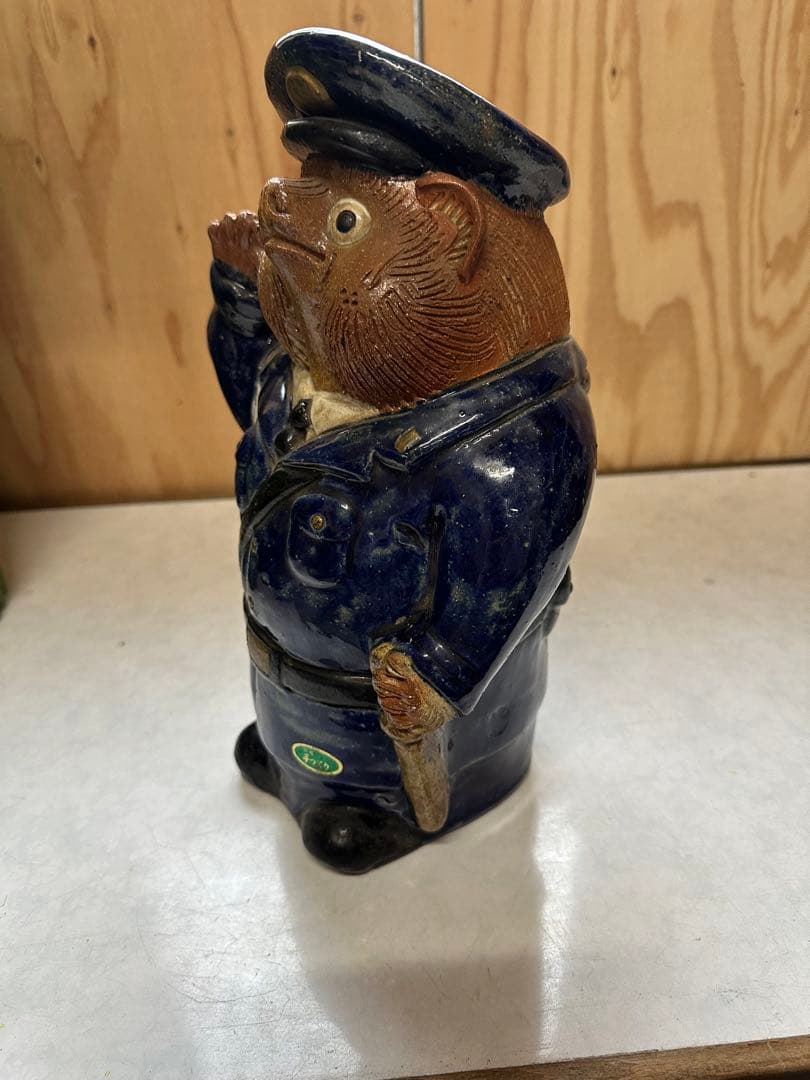 タヌキの警察官　陶器　約32cm