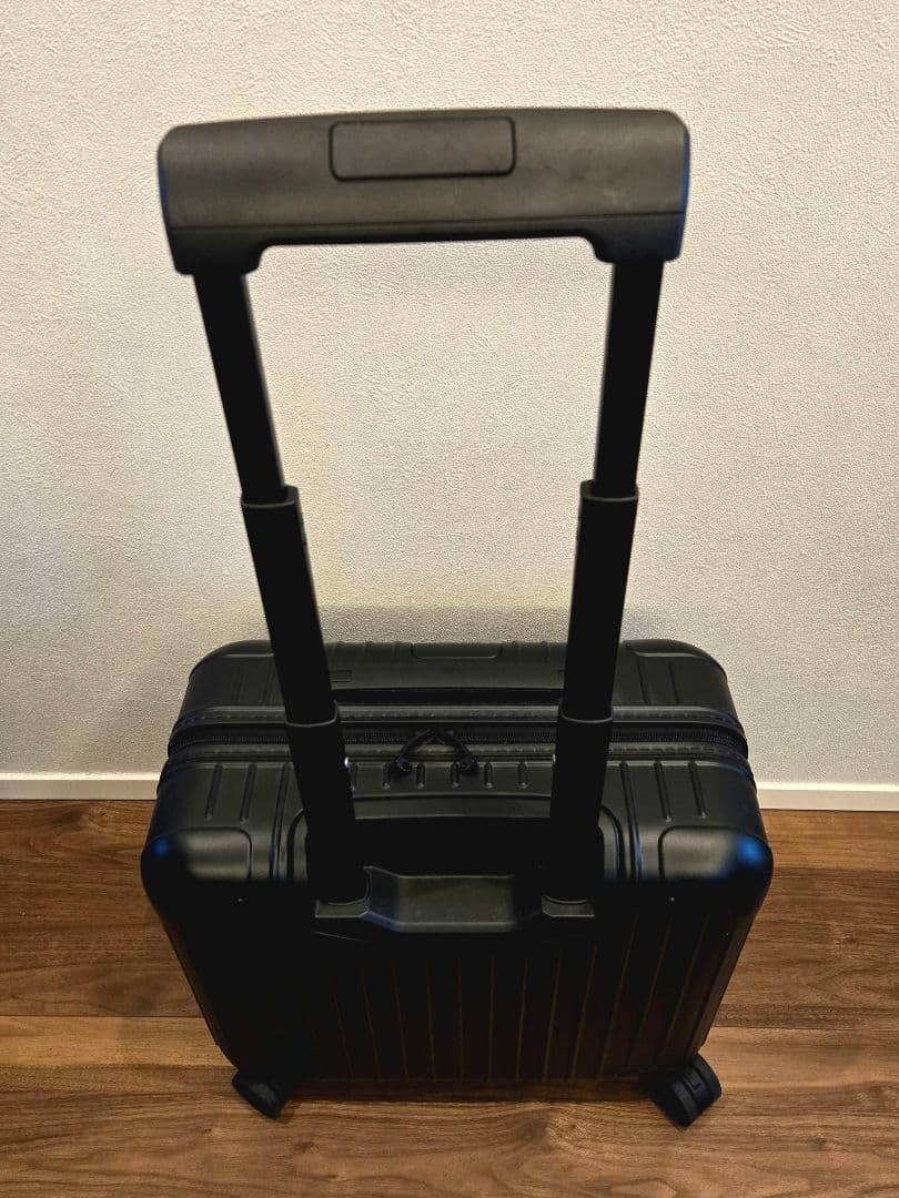 リモワ 極美品 Essential Sleeve コンパクト 黒