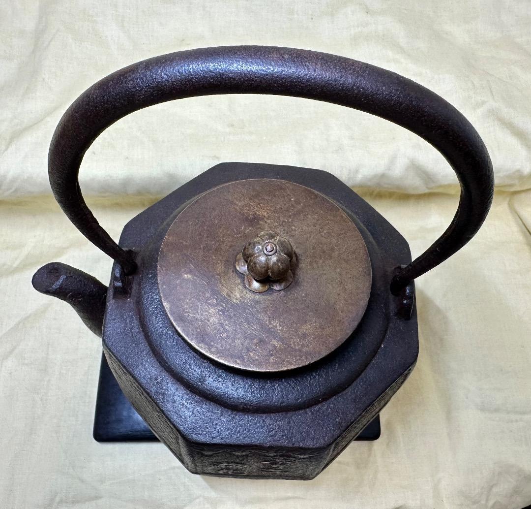 龍文堂」ハ角形鉄瓶・寒月梅花彫