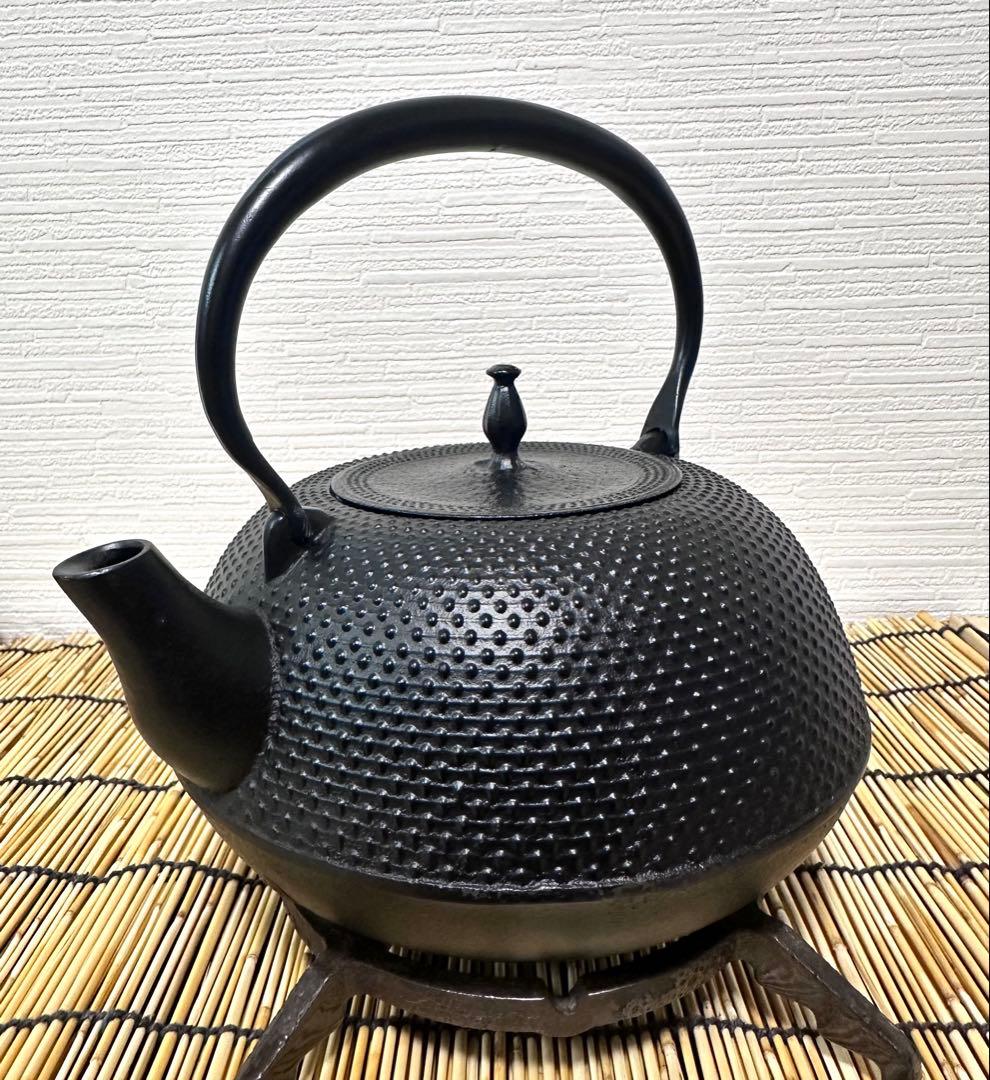 南部盛榮堂造１８型アラレ　南部岩鋳造　鉄瓶台セット　maisonnnn様売約済み