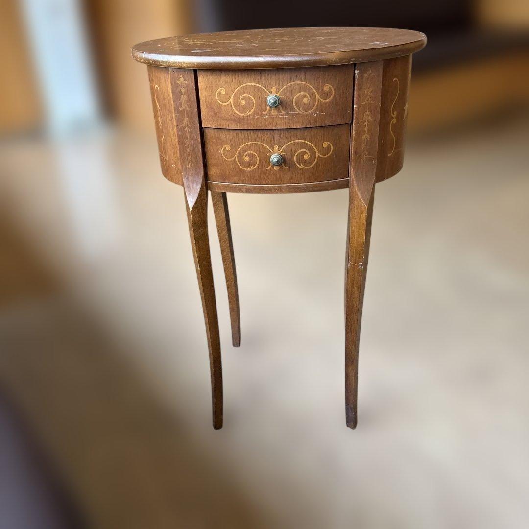 装飾的な木製サイドテーブル