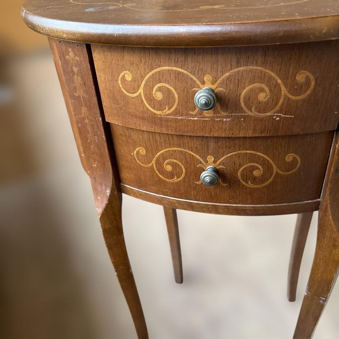 装飾的な木製サイドテーブル