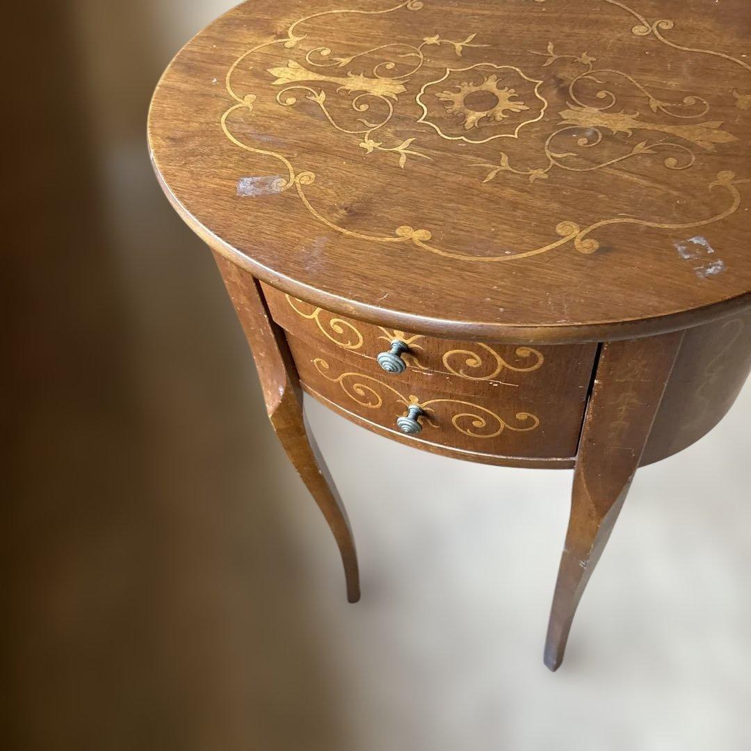 装飾的な木製サイドテーブル