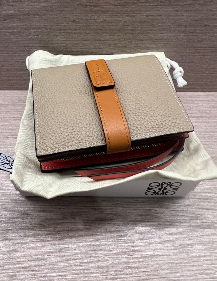 LOEWEロエベ 二つ折り財布 美品