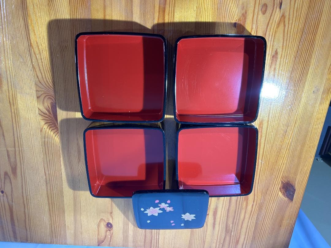 桜装飾の重箱 4つの内箱付き