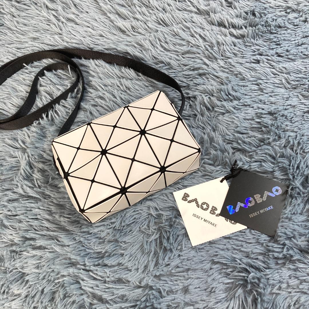 美品　バオバオ　イッセイミヤケ　BB33AG661　ショルダーバッグ　ホワイト