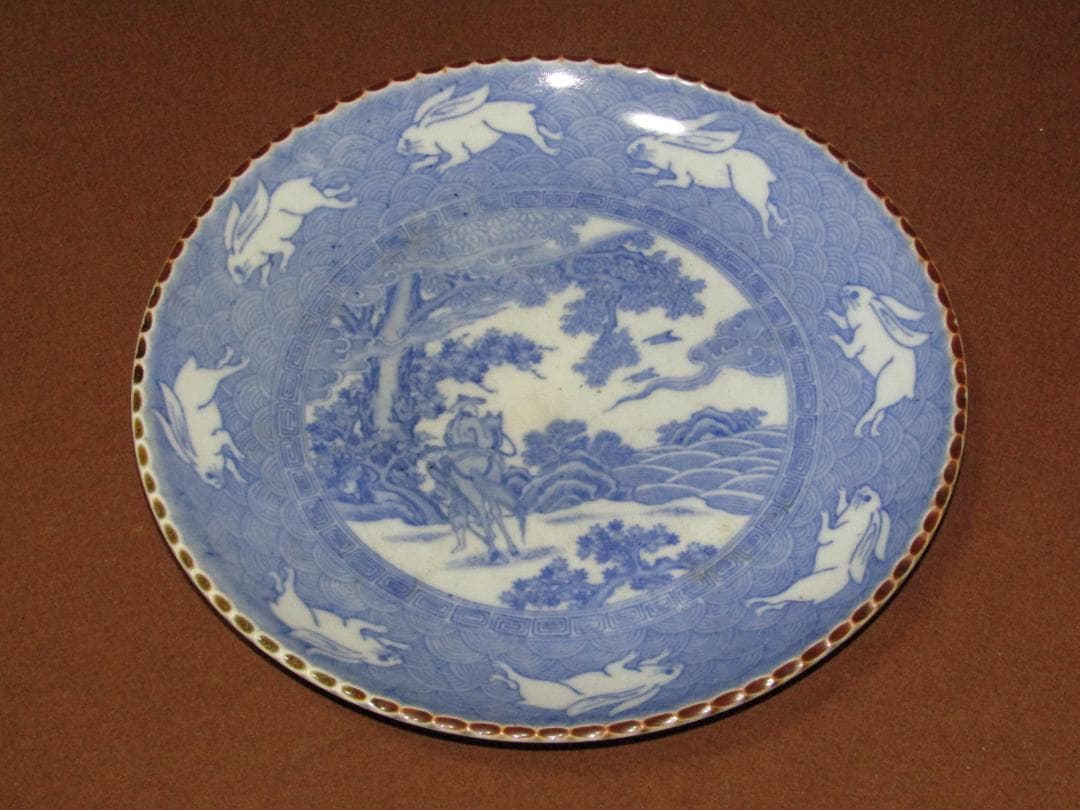 珍品！【染付印判　八羽の兎・人物図　一尺イゲ皿】伊万里