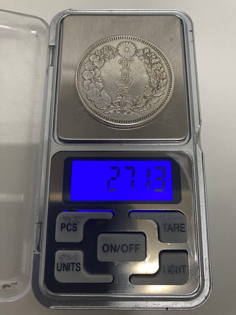 貿易銀　明治8年　菊紋・龍　　　約38.79㎜　約27.13g