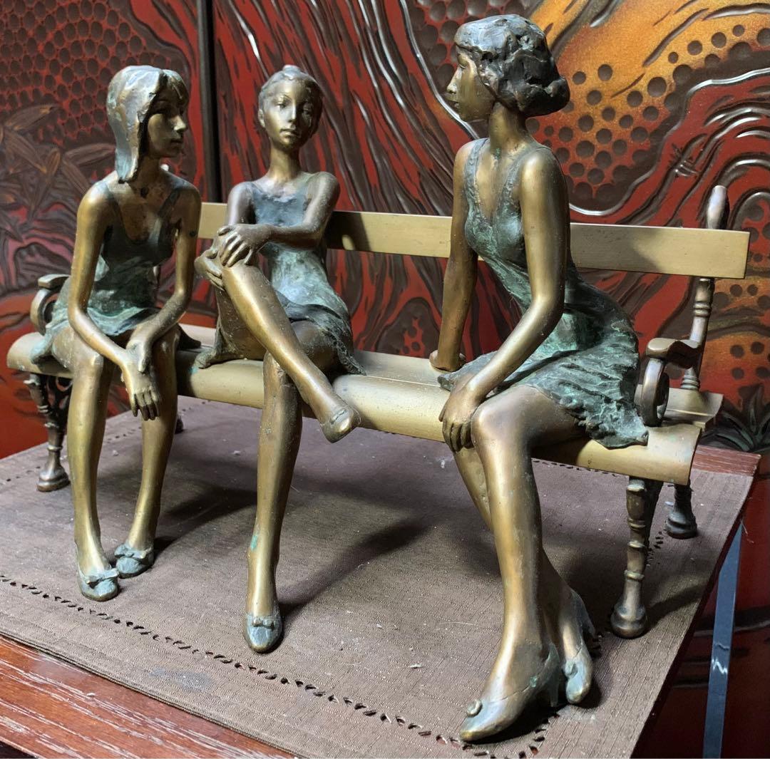 Laszlo Kutas 「長椅子で会話を楽しむ3人の娘」