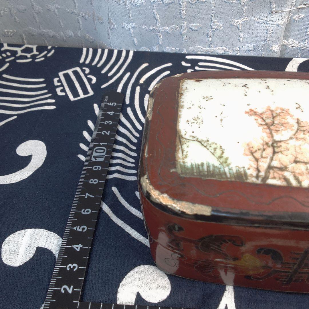 中国美術 骨董 赤い漆器 花柄 小箱イタミあります。