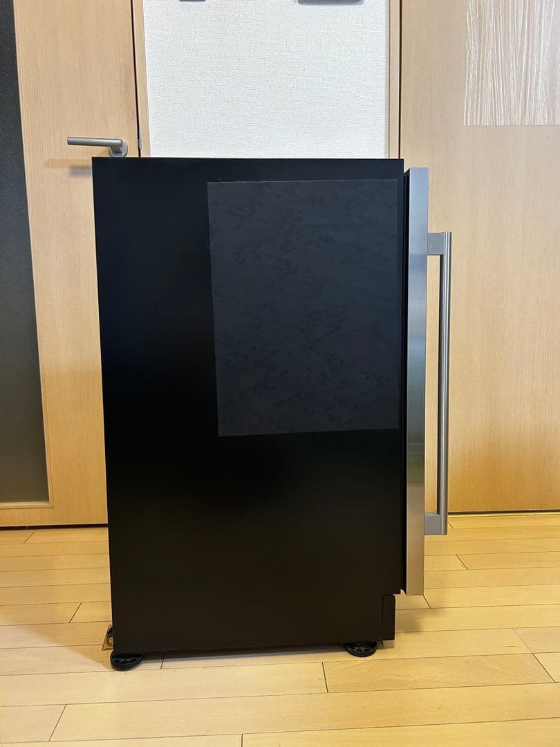 Dometic スリムタワーワインセラー（右開き） ST7