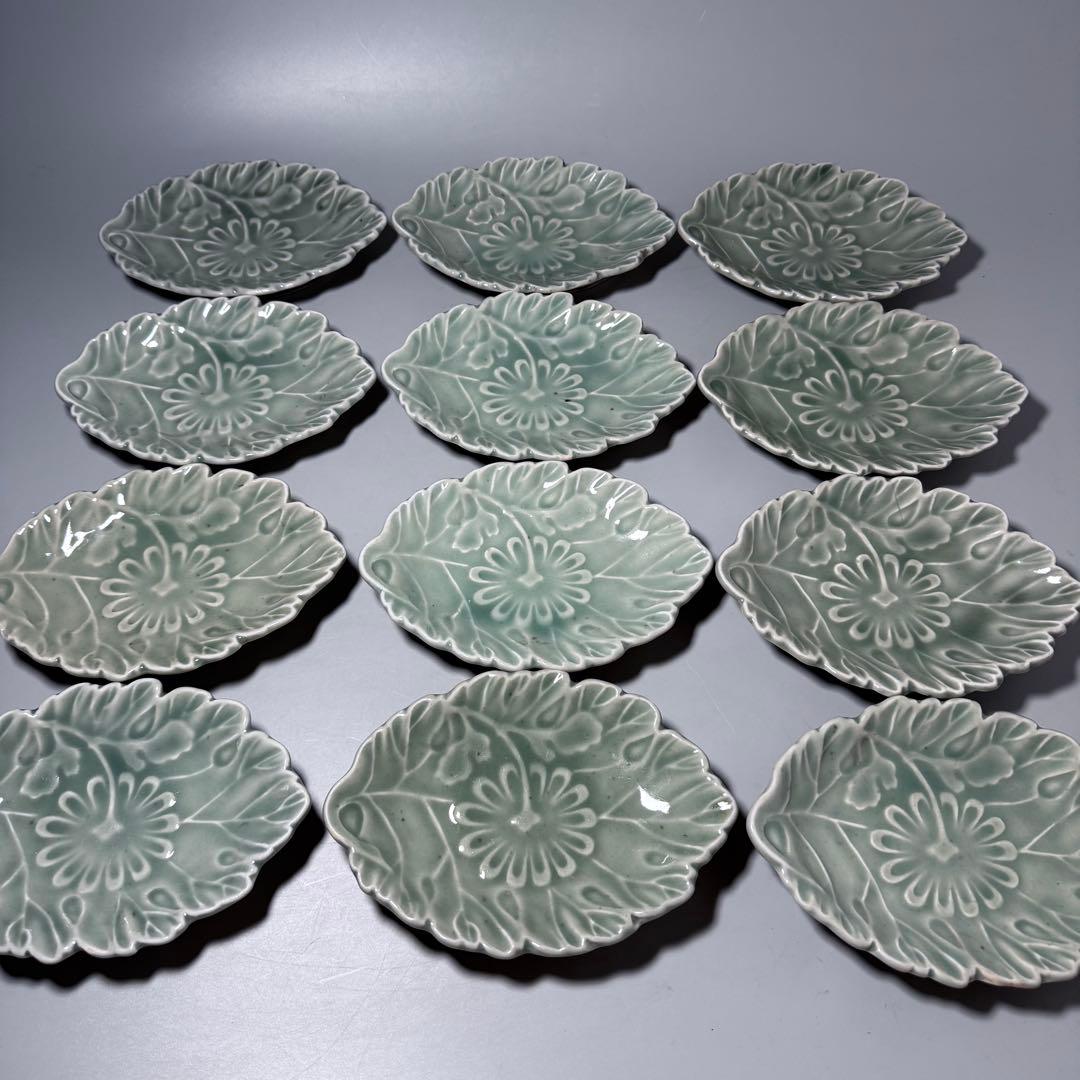 幕末〜明治　鍋島青磁　花文様陽刻葉形皿　12枚　料理屋　古器を楽しむ
