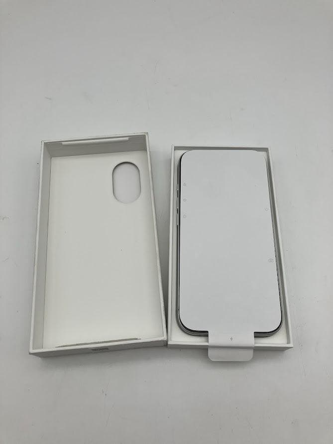 ほぼ新品　Apple iPhone 16 128GB ホワイト 本体