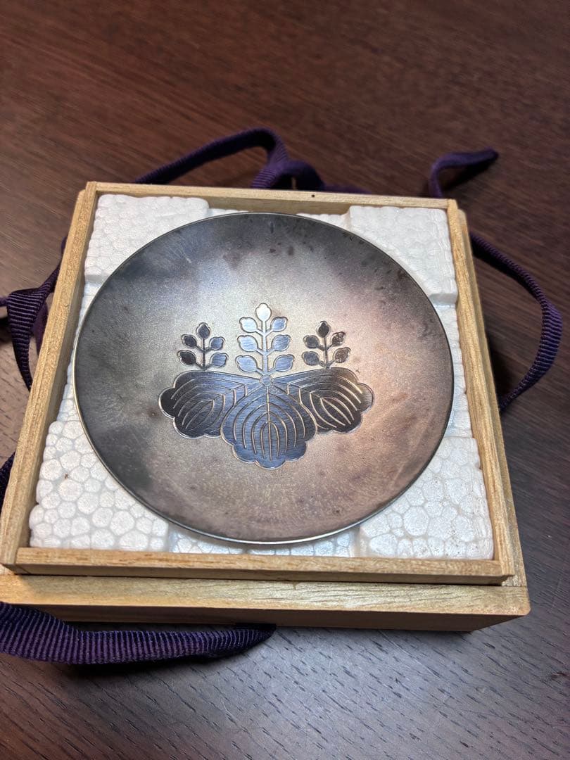 銀製の小皿 葉と花の模様 木箱付き