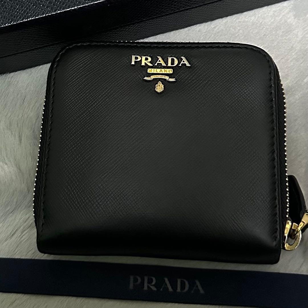 PRADA プラダ　折り財布　ラウンドファスナー　ロゴ金具　サフィアーノレザー
