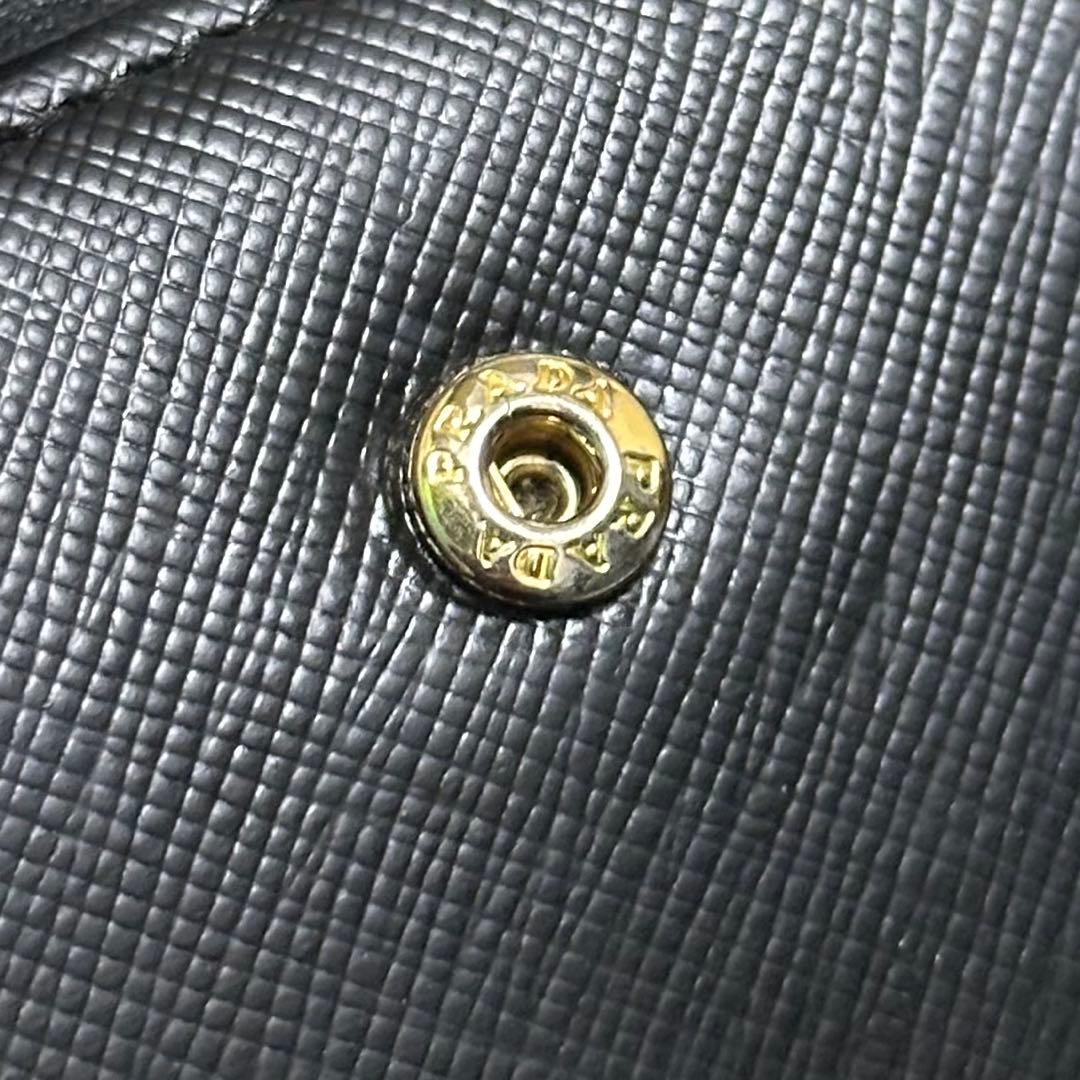 PRADA プラダ　折り財布　ラウンドファスナー　ロゴ金具　サフィアーノレザー