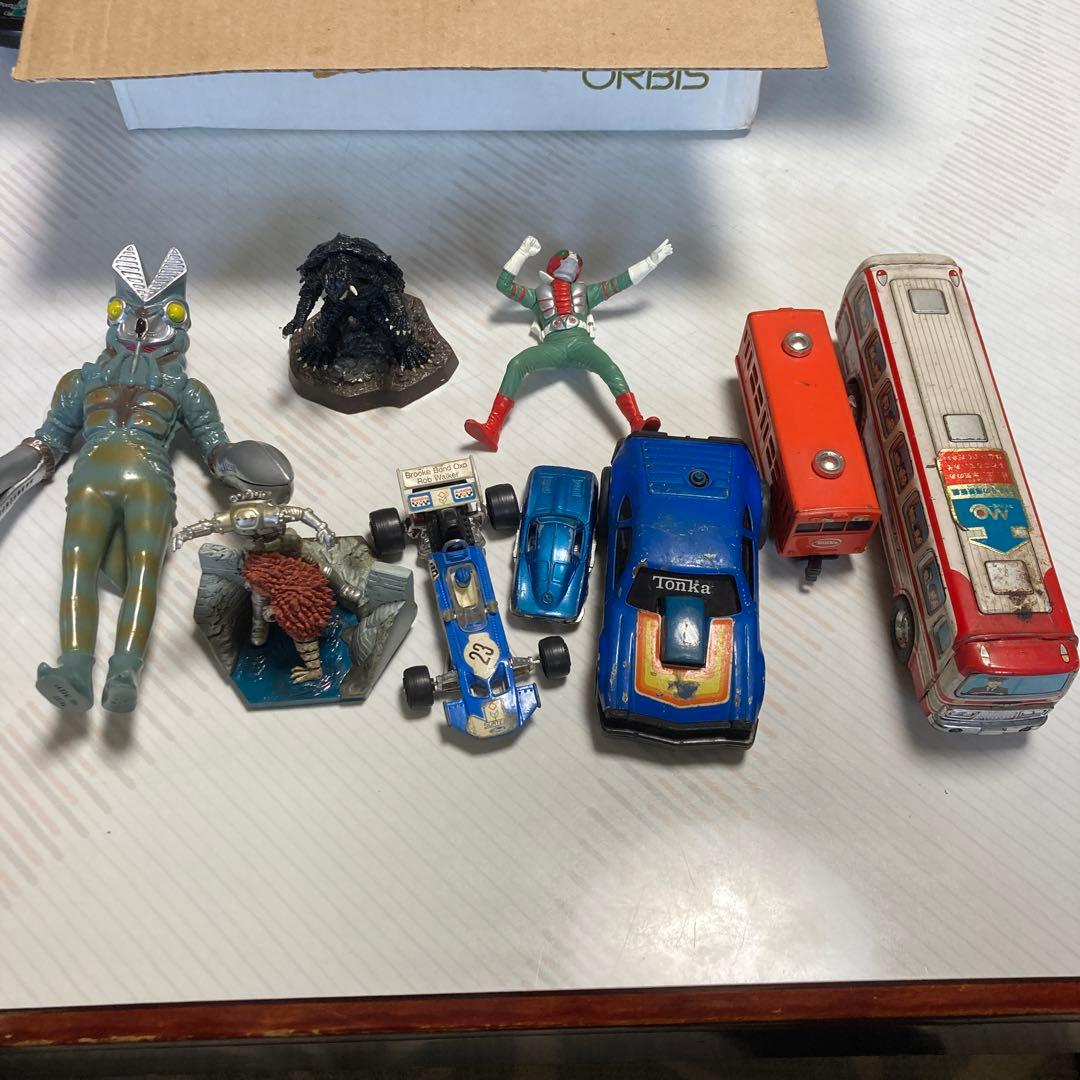 特撮フィギュアとレトロカーセット