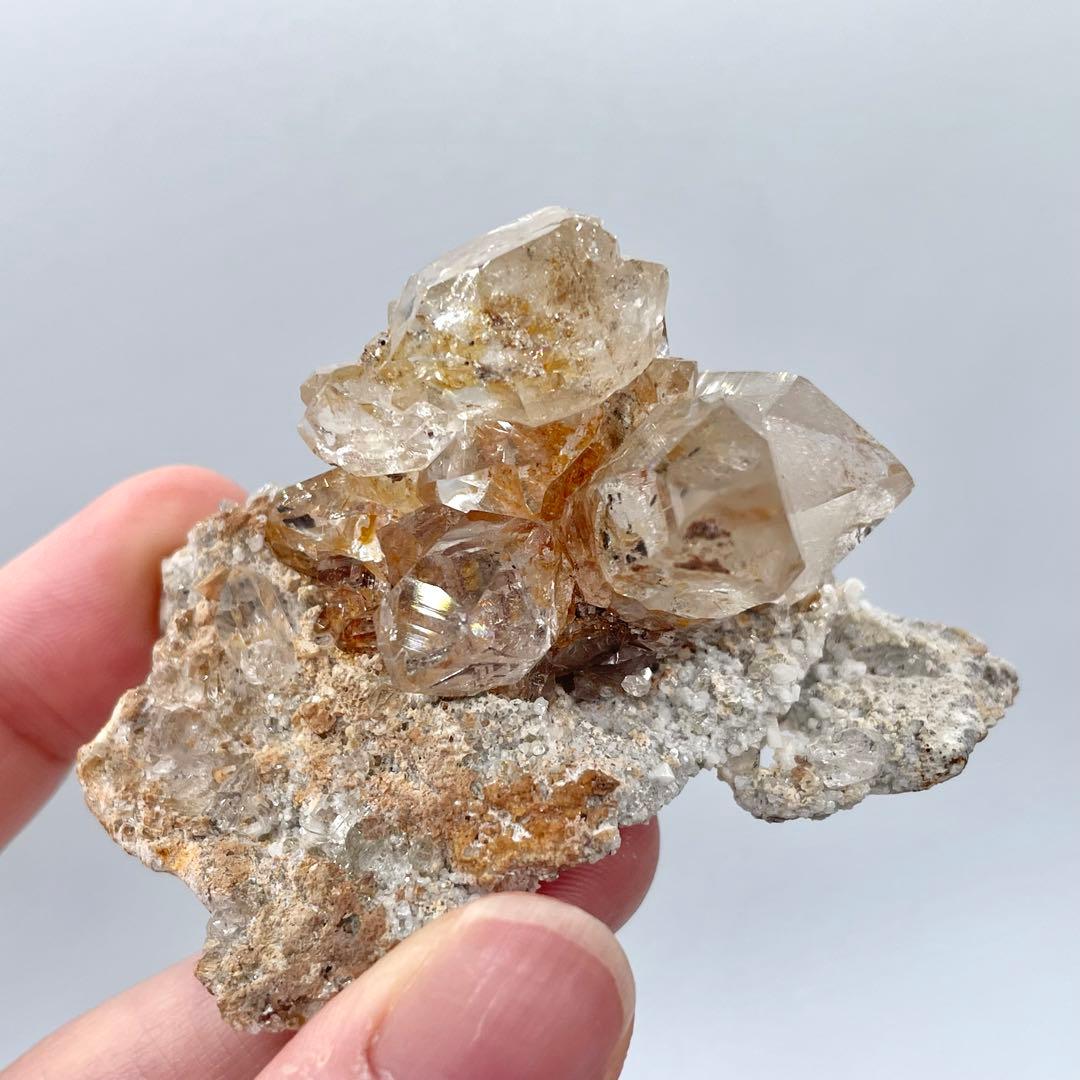 パキスタン産 クォーツ(水晶) 母岩付きクラスター 鉱物標本