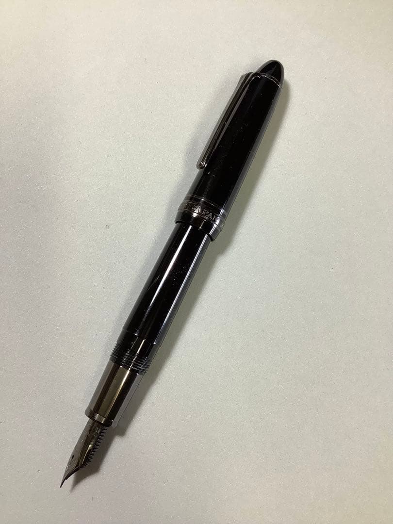 セーラーの万年筆　ブラックラスター　ペン先: EF 【不良個所あり】